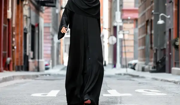How to Style a Black Abaya: The Beautiful Guide 1 How to Style a Black Abaya